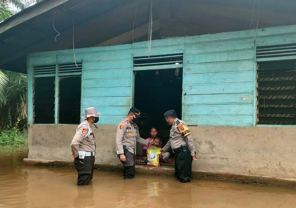 Debit Air Sungai Naik, 200 KK Warga Rohul Terdampak Banjir - GenPI.co RIAU