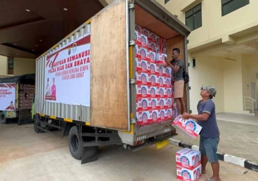 Polda Riau Kirim Logistik ke Pengungsi Korban Gempa Cianjur - GenPI.co RIAU