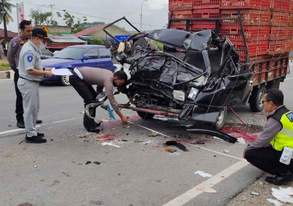 Kecelakaan Mobil Pengangkut Ayam Tabrak Truk di Kampar, 3 Tewas - GenPI.co RIAU