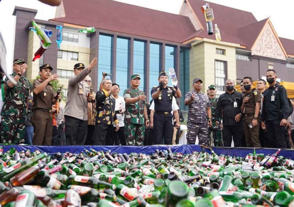 Jelang Tahun Baru, Polda Riau Musnahkan 30 Ribu Botol Miras - GenPI.co RIAU