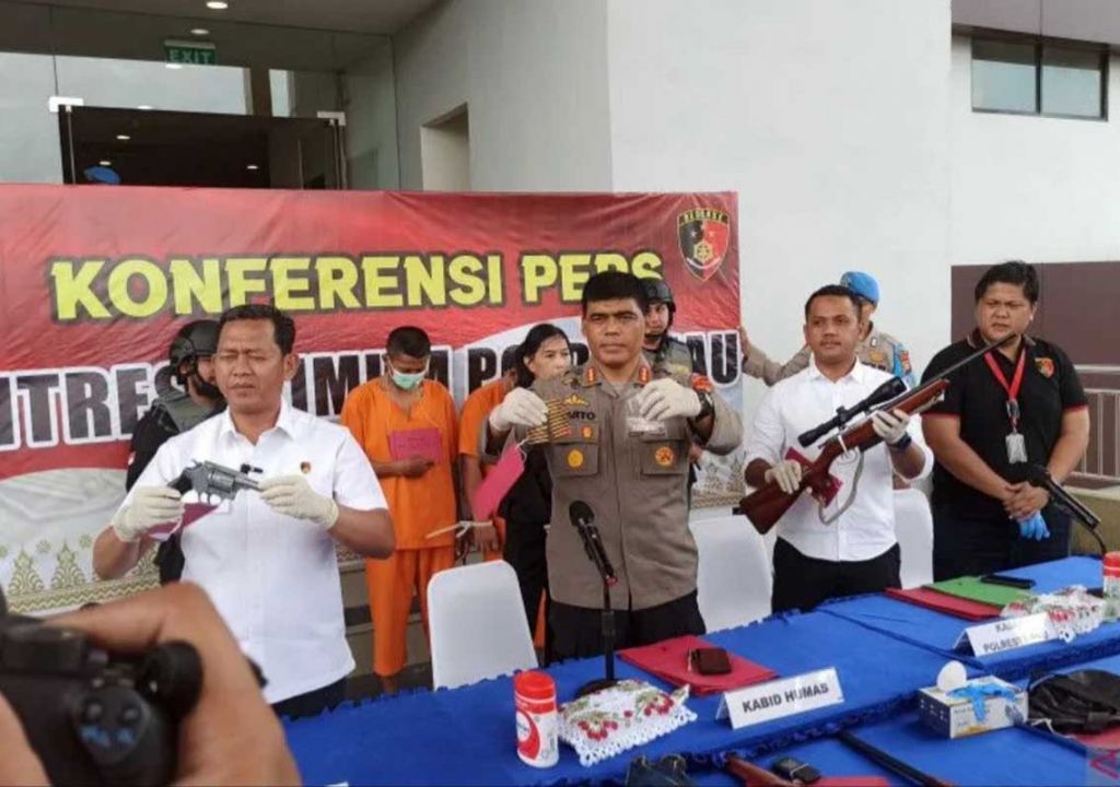 Simpan Senjata Api Secara Ilegal, Polda Riau Tangkap 2 Pria - GenPI.co RIAU