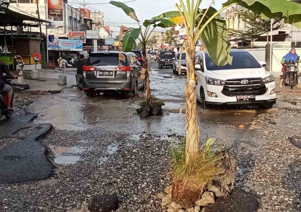 Jalan Rusak di Kota Pekanbaru, Warga: Seperti Kolam Ikan - GenPI.co RIAU