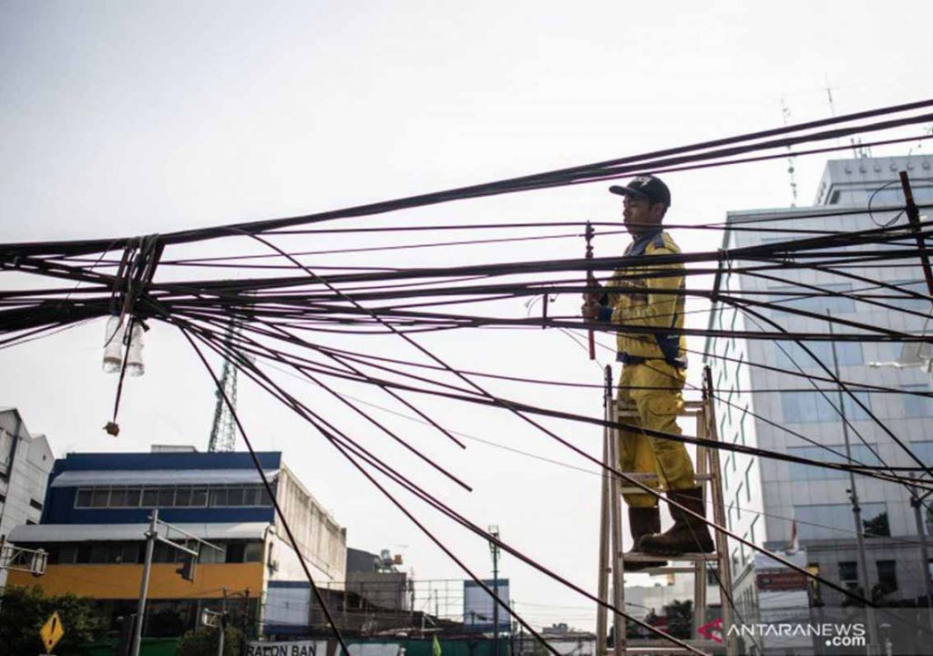 Warga Keluhkan Menjamurnya Tiang Kabel Optik di Pekanbaru - GenPI.co RIAU