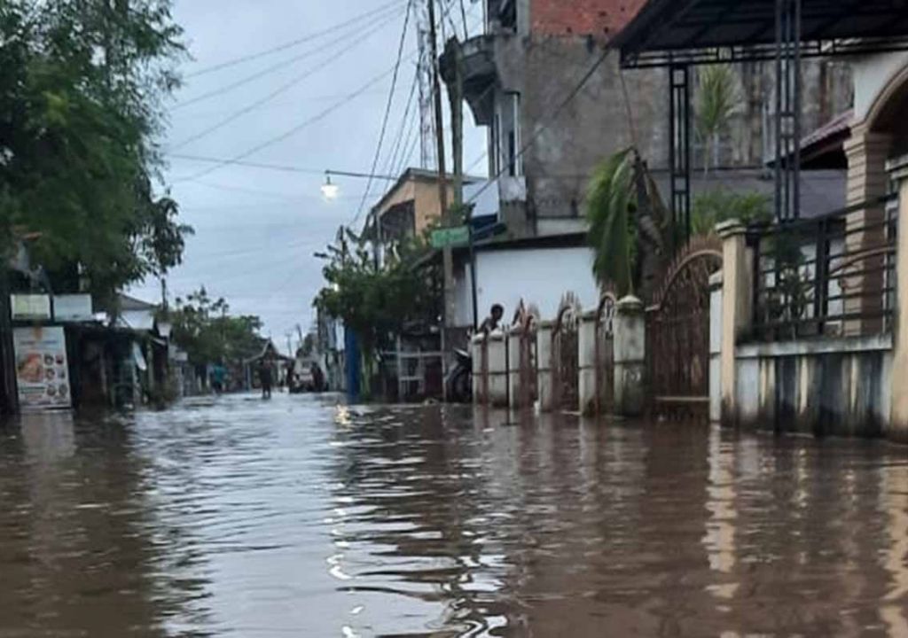 Banjir Rob Melanda Indragiri Hilir, Bupati Sempat Mengungsi - GenPI.co RIAU