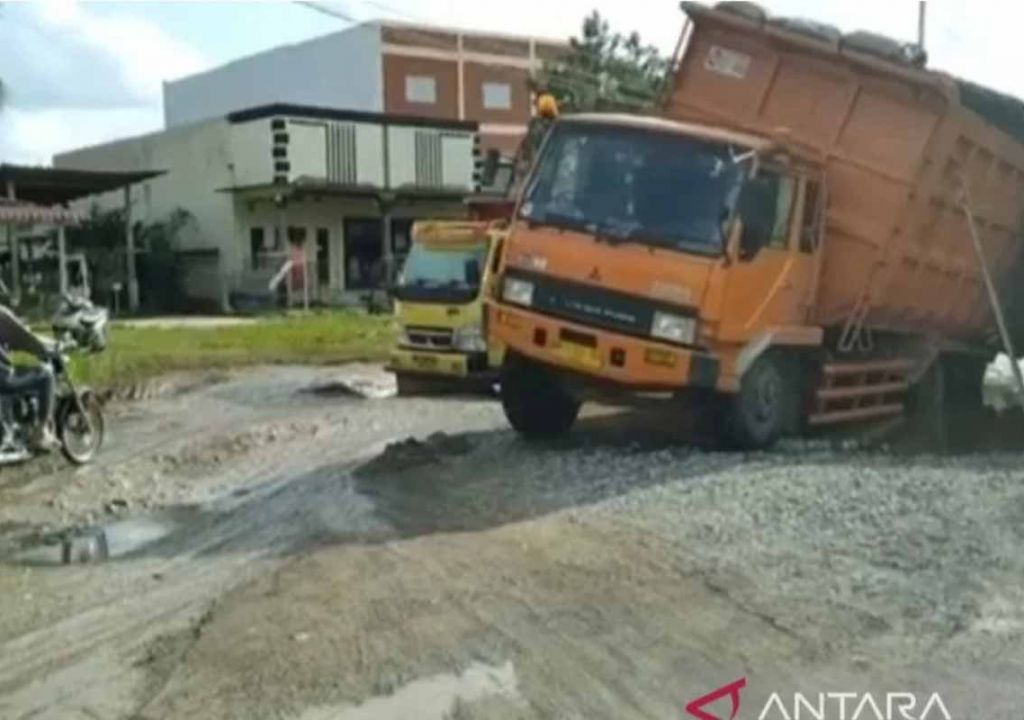 Sering Dilalui Truk Tonase Berat, Sejumlah Jalan di Inhu Rusak - GenPI.co RIAU