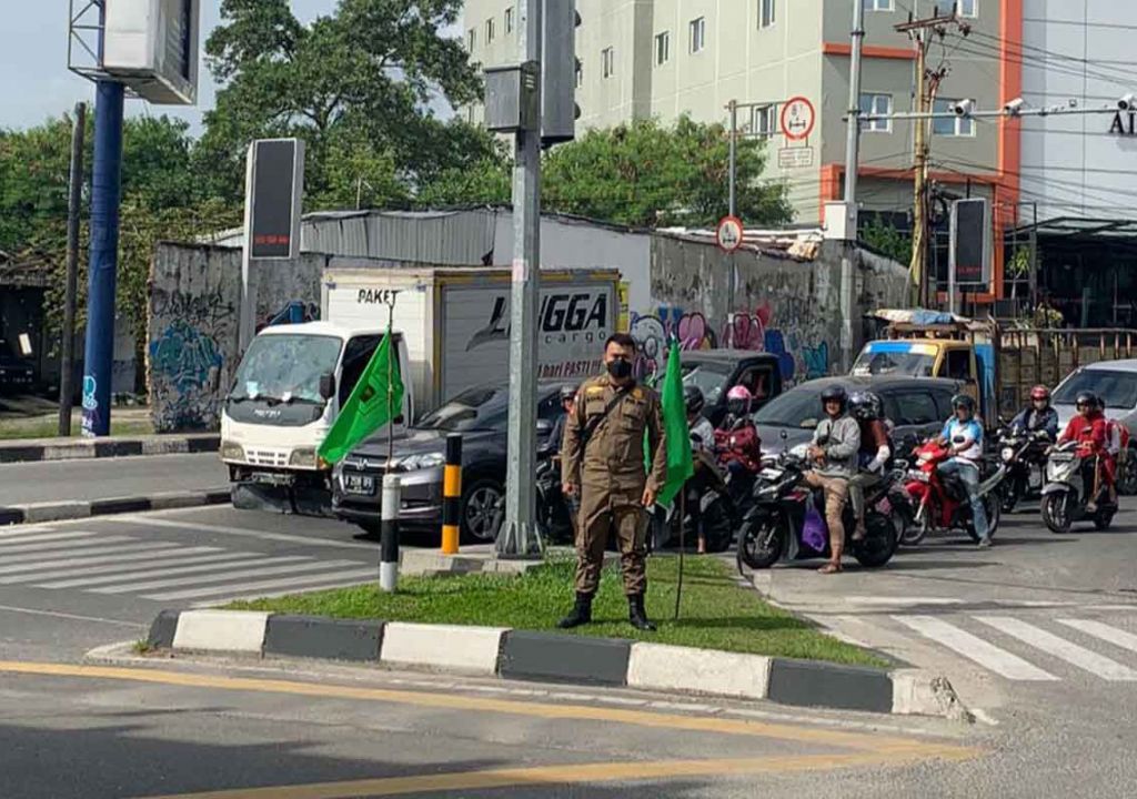 Tekan Adanya Gepeng, Satpol PP Pekanbaru Jaga Persimpangan Jalan - GenPI.co RIAU