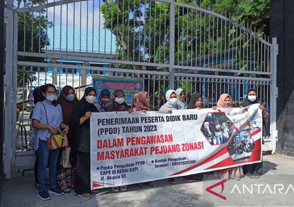 Sejumlah Orang Tua Calon Siswa Datangi Sekolah di Pekanbaru Protes PPDB - GenPI.co RIAU
