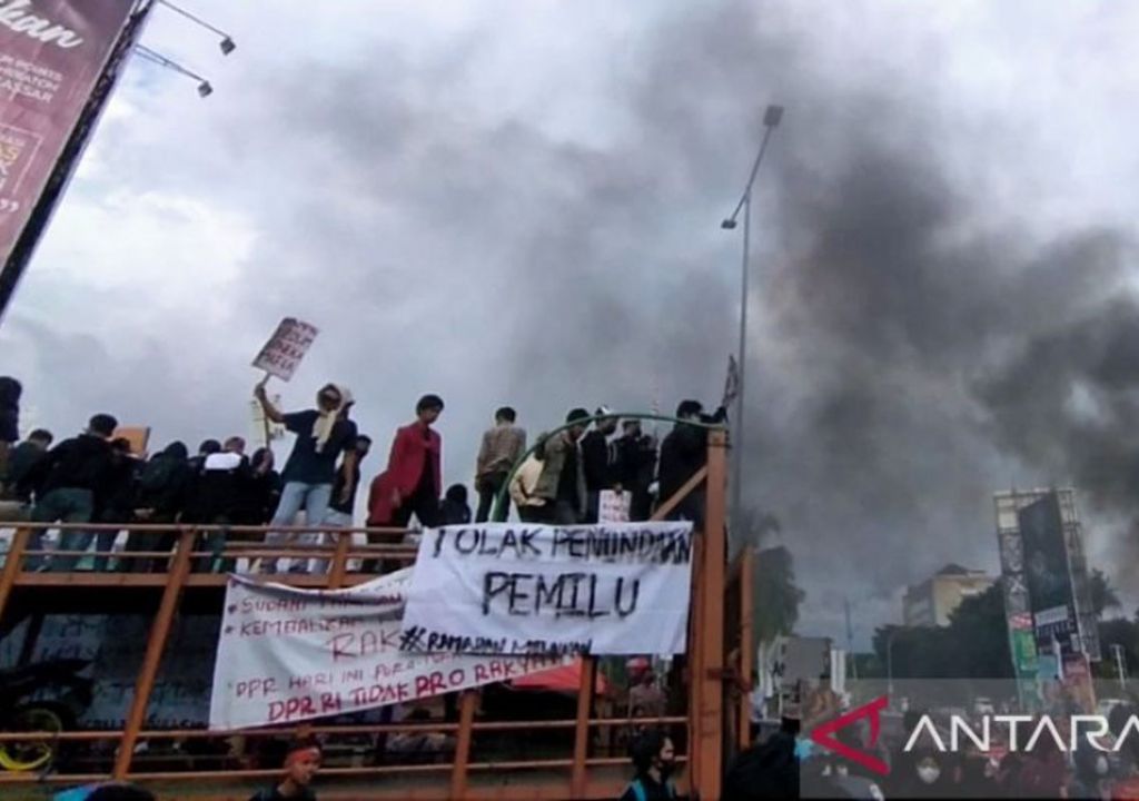 Mahasiswa Makassar Demonstrasi, Tolak Presiden 3 Periode - GenPI.co SULSEL