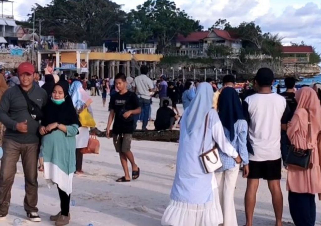 Libur Lebaran, Pantai Tanjung Bira Hasilkan Miliaran Rupiah - GenPI.co SULSEL
