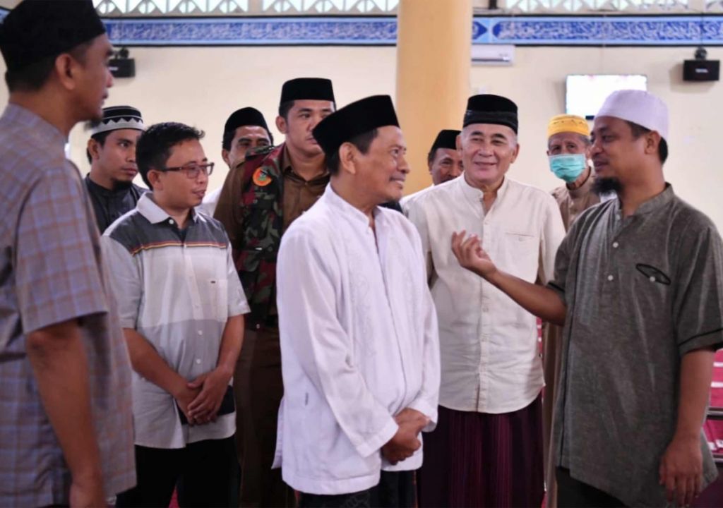Gubernur Sulsel Serahkan Rp1,5 Miliar ke Masjid Makassar - GenPI.co SULSEL
