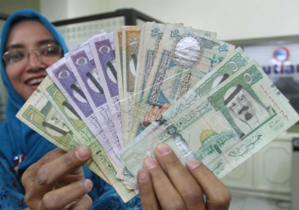 Calon Jemaah Haji Sulsel Ramai-Ramai Tukar Uang Rupiah ke Riyal - GenPI.co SULSEL