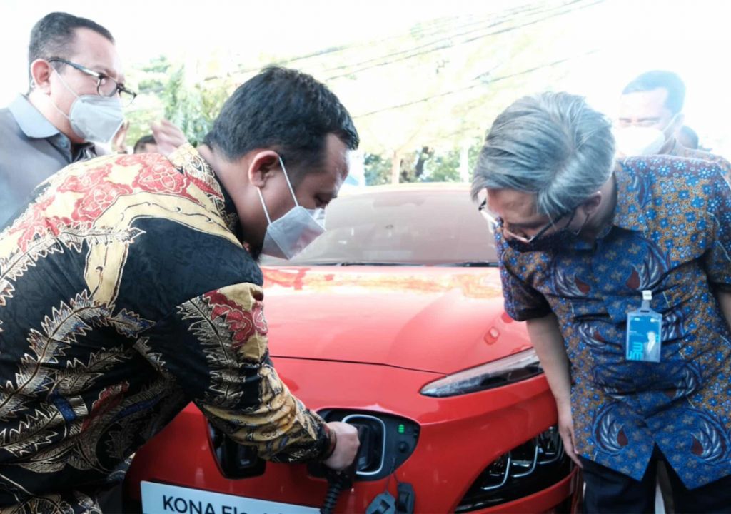 Gubernur Sulsel Pakai Mobil Listrik, Diminati Warga Makassar - GenPI.co SULSEL