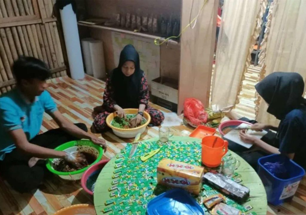 Petani Perempuan Maros Olah Limbah Plastik Jadi Suvenir Wisata - GenPI.co SULSEL
