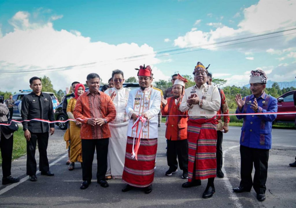 Gubernur Sulsel Bikin Happy Warga Toraja, Lihat Aksinya - GenPI.co SULSEL
