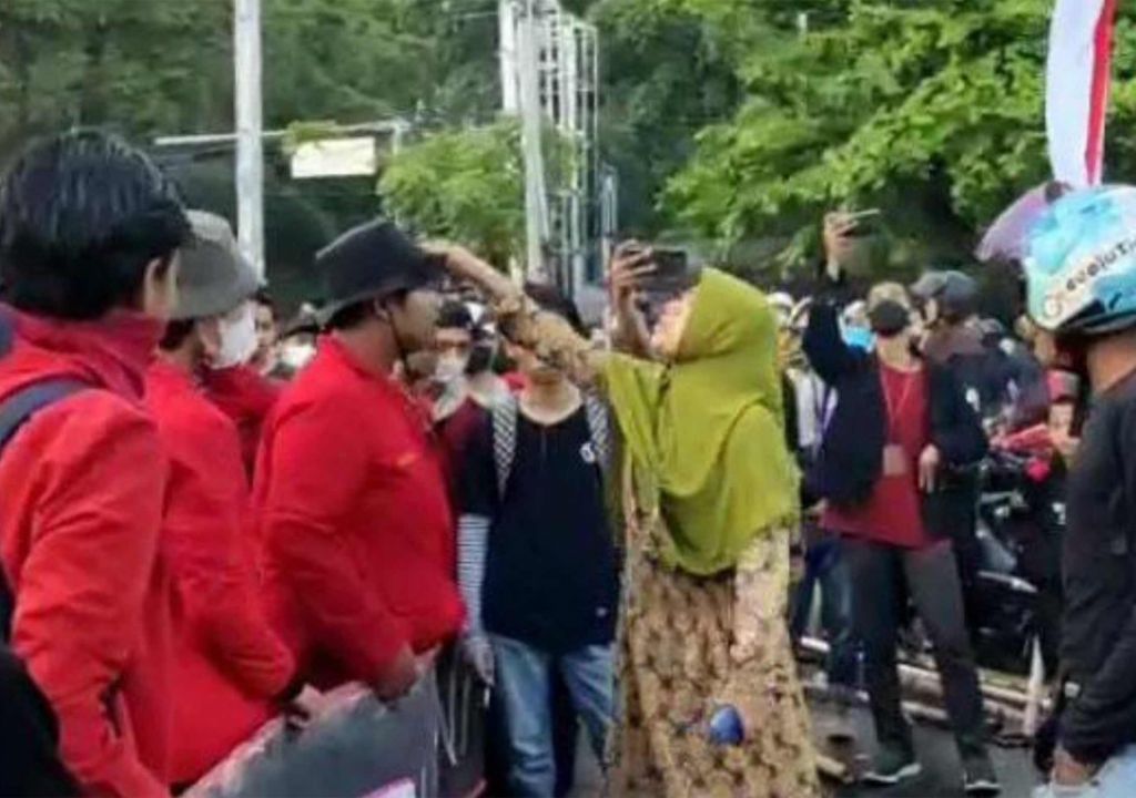 Viral Video Mak-Mak Berhijab Semprot Mahasiswa Unhas Makassar Tolak Kenaikan BBM - GenPI.co SULSEL