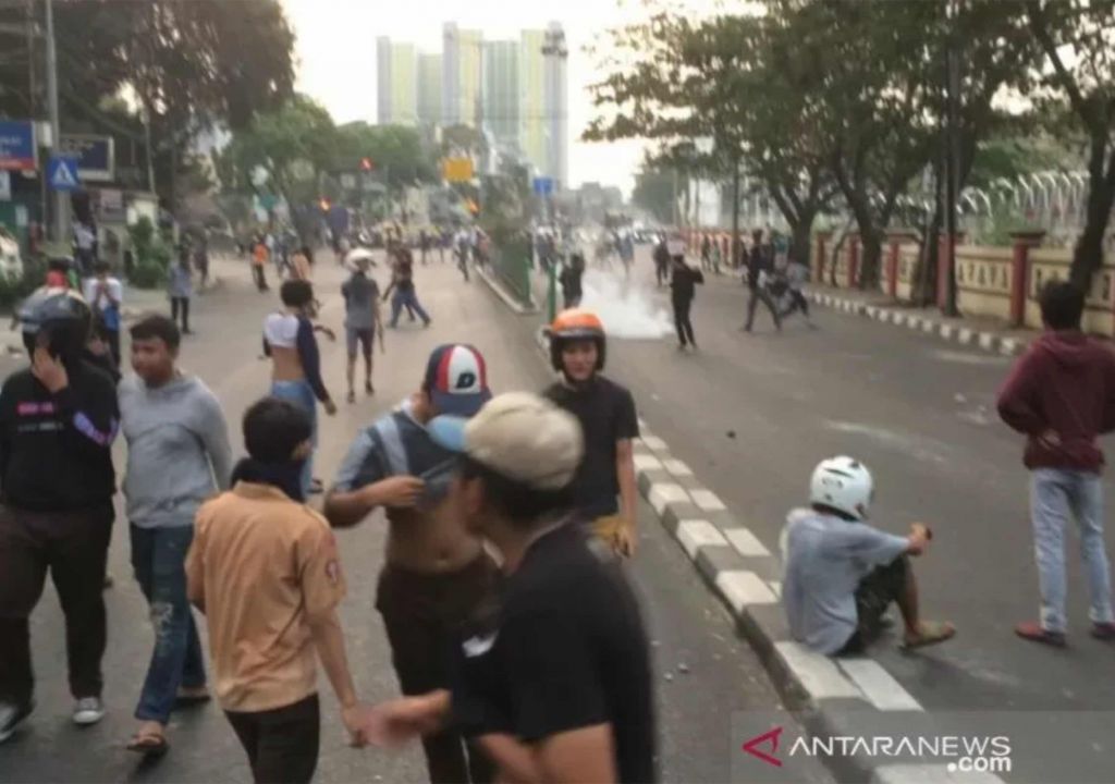Polisi Bubarkan Tawuran Makassar dengan Gas Air Mata, 1 Remaja Tewas - GenPI.co SULSEL
