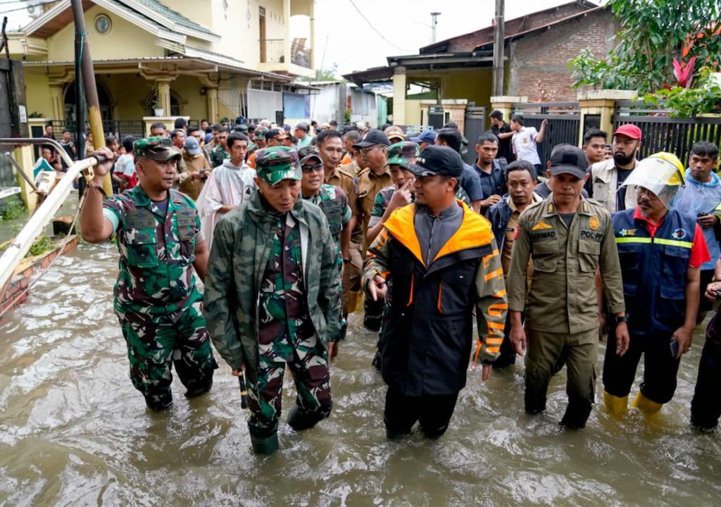 Gubernur Sulsel dan Pangdam Hassanuddin Terjang Banjir Makassar - GenPI.co SULSEL