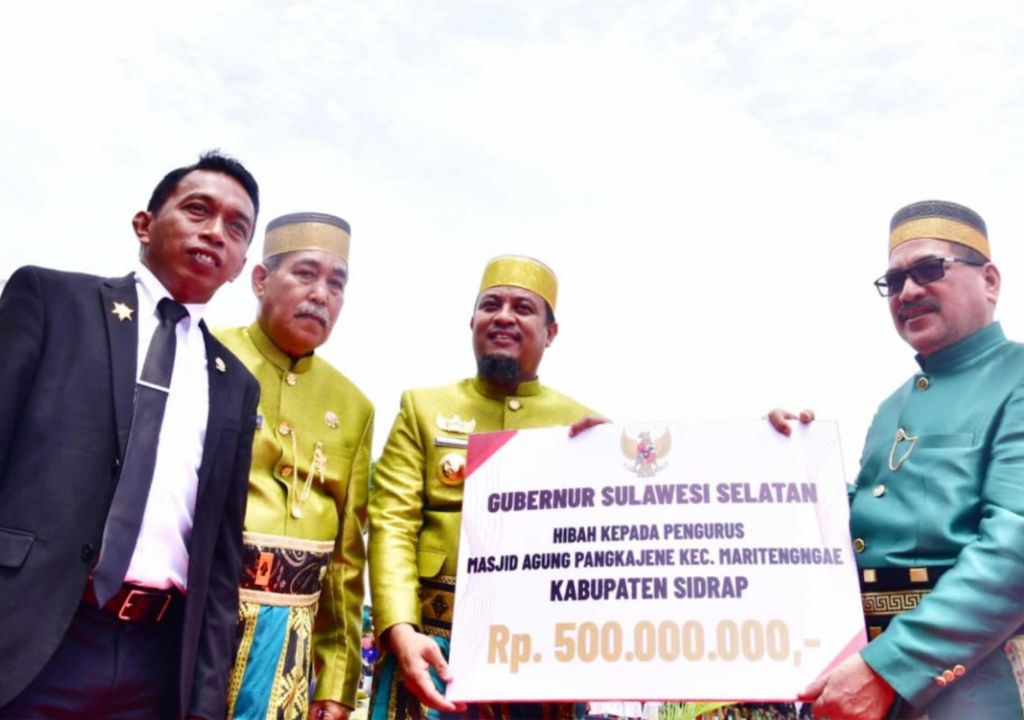 Serahkan Rp500 Juta, Gubernur Sulsel Dicintai Muslim Sulawesi Selatan - GenPI.co SULSEL