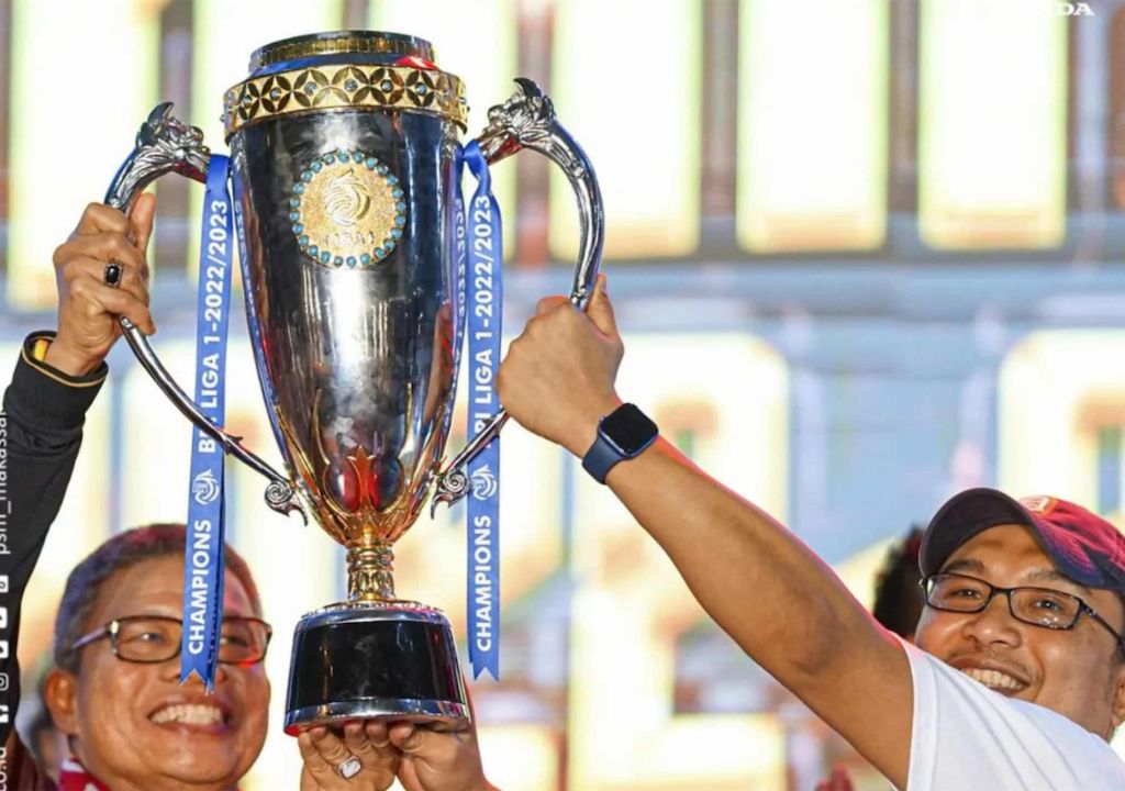 PSM Makassar Angkat Trofi, Ini Filosofi Piala Baru Liga 1 Indonesia - GenPI.co SULSEL