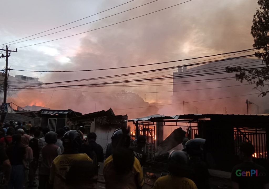 Kebakaran Besar Asrama Polisi Makassar, 26 Rumah Hangus - GenPI.co SULSEL