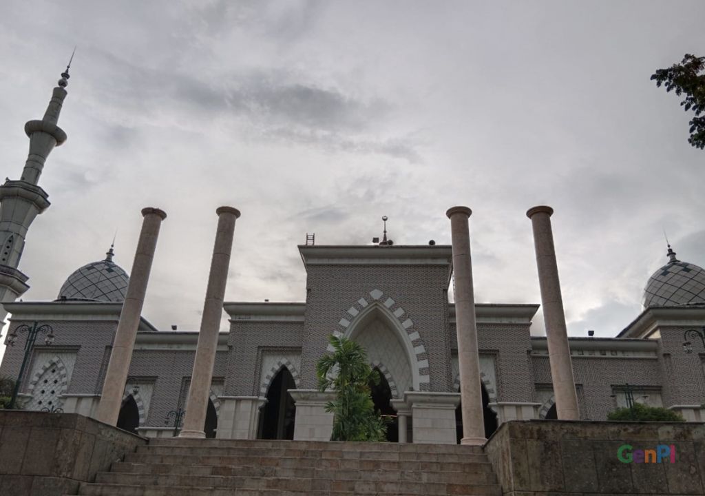 Masjid Raya Makassar Megah, Al-Quran Raksasa Sambut Jemaah - GenPI.co SULSEL