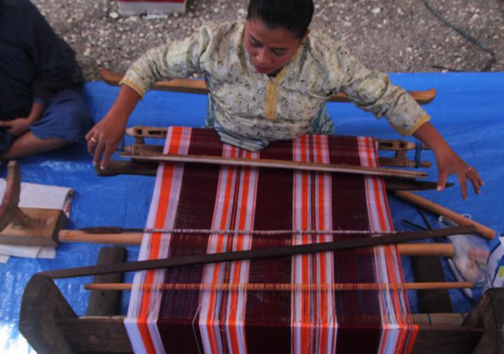 Hore, Penenun di Baubau Kecipratan Rezeki Selama HPN 2022 - GenPI.co SULTRA