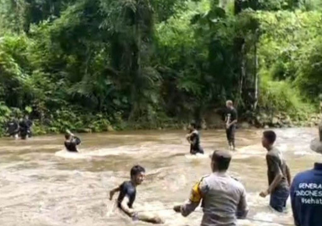 Heroik, Detik-detik Pak Bhabin Selamatkan Korban Terjebak Banjir - GenPI.co SULTRA
