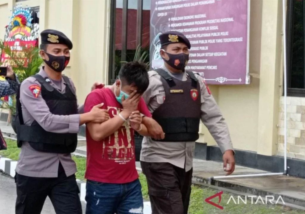 uploads/sultra/arsip/normal/2022/02/17/polisi-menggelandang-tersangka-kasus-narkoba-berinisial-bu-a-21zt.jpg - GenPI.co SULTRA