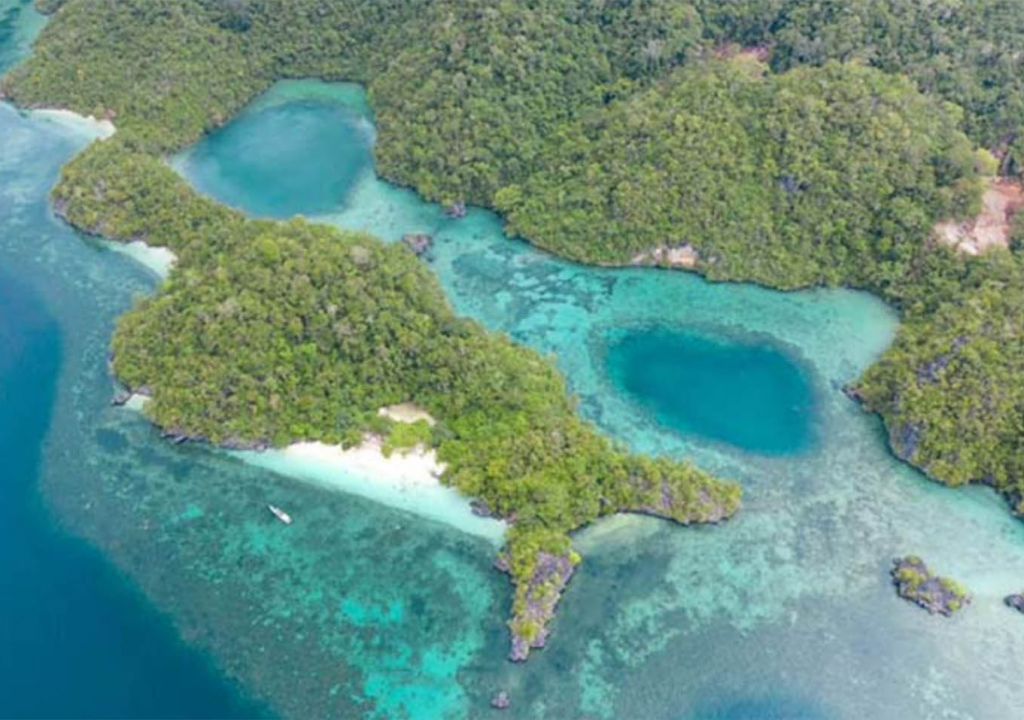 Pulau Kartika, Wisata Bahari Terindah Berlatar Batuan Karst - GenPI.co SULTRA