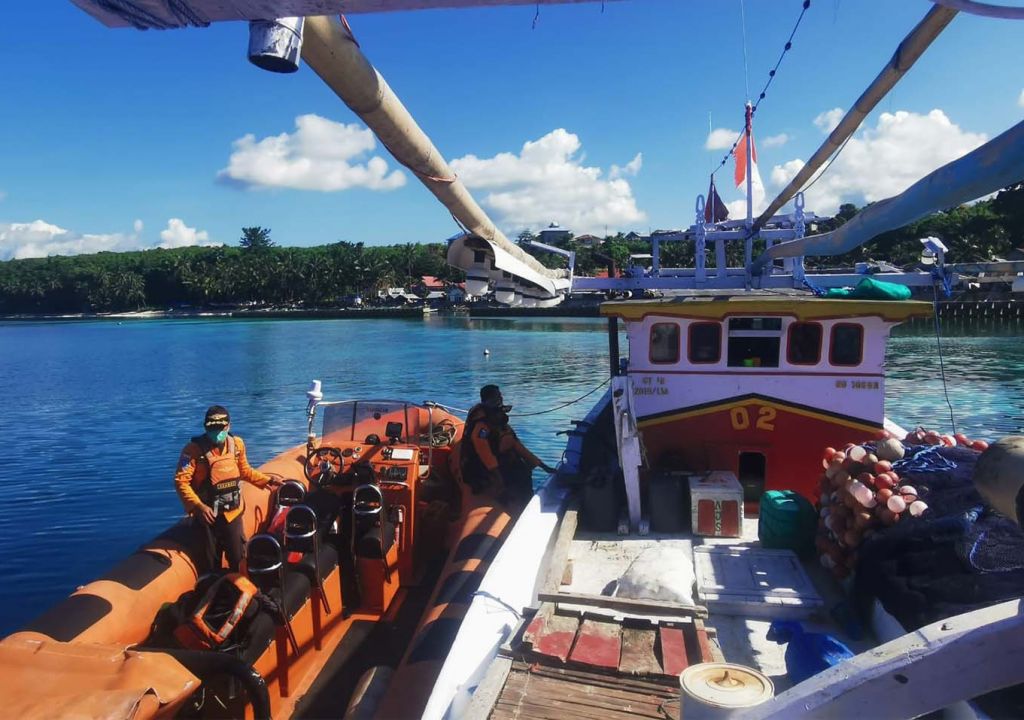 Detik-Detik Kapal Nelayan Dievakuasi Basarnas di Perairan Busel - GenPI.co SULTRA