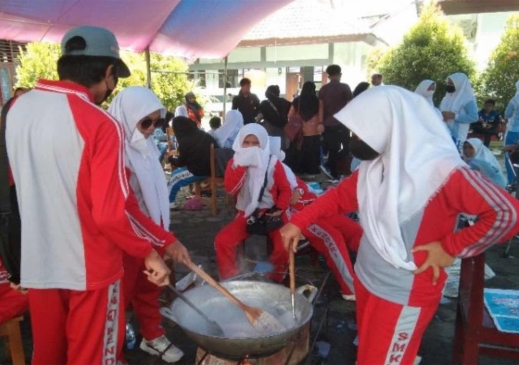 Sekolah di Sultra Produksi 12 Ribu Liter Minyak Goreng, Mantap! - GenPI.co SULTRA