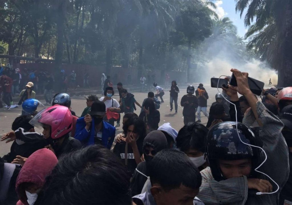 Demo Jokowi di Kendari Ricuh, Polisi vs Mahasiswa Saling Balas - GenPI.co SULTRA