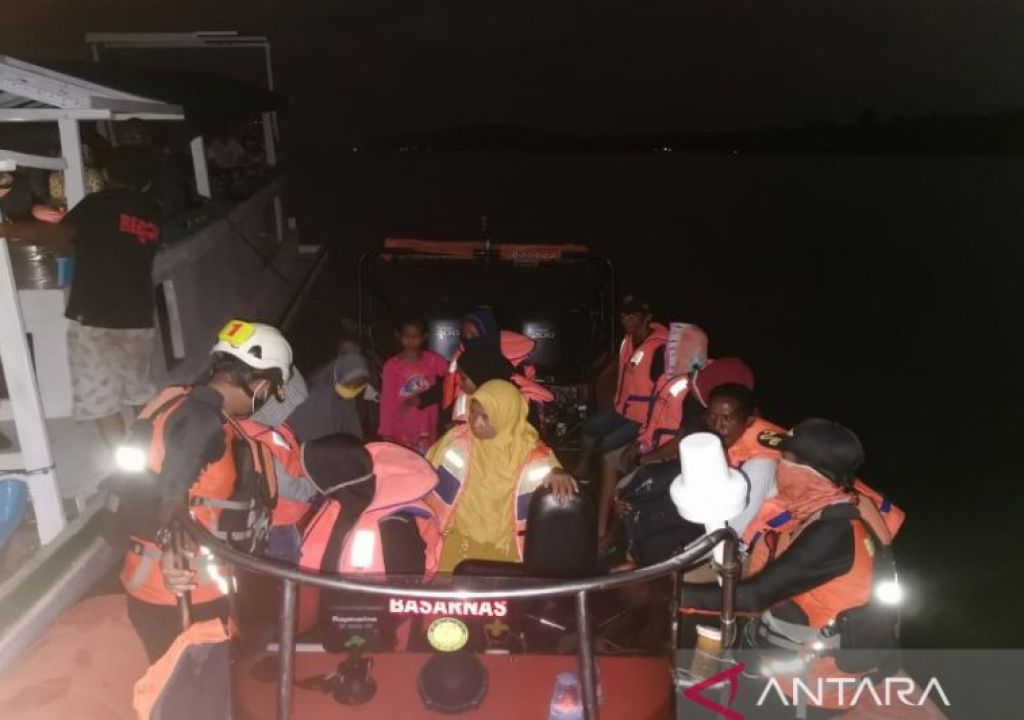 29 Penumpang Kapal Dievakuasi, Gara-garanya Mesin Mati - GenPI.co SULTRA