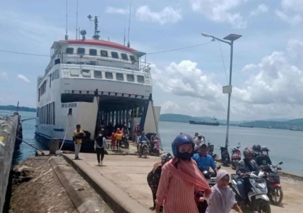 Kapal Feri Masih Sandar di Dermaga Plencengan Baubau Sultra, Duh - GenPI.co SULTRA