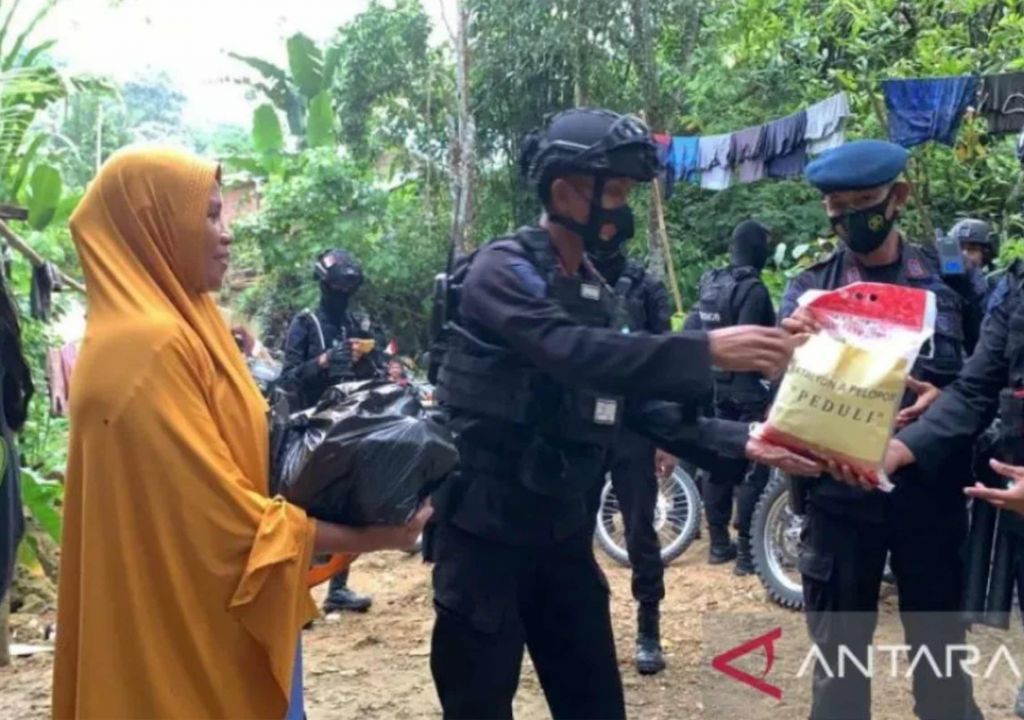 Brimob Sultra Ketuk Rumah Penduduk, Bantu Warga Kurang Mampu - GenPI.co SULTRA