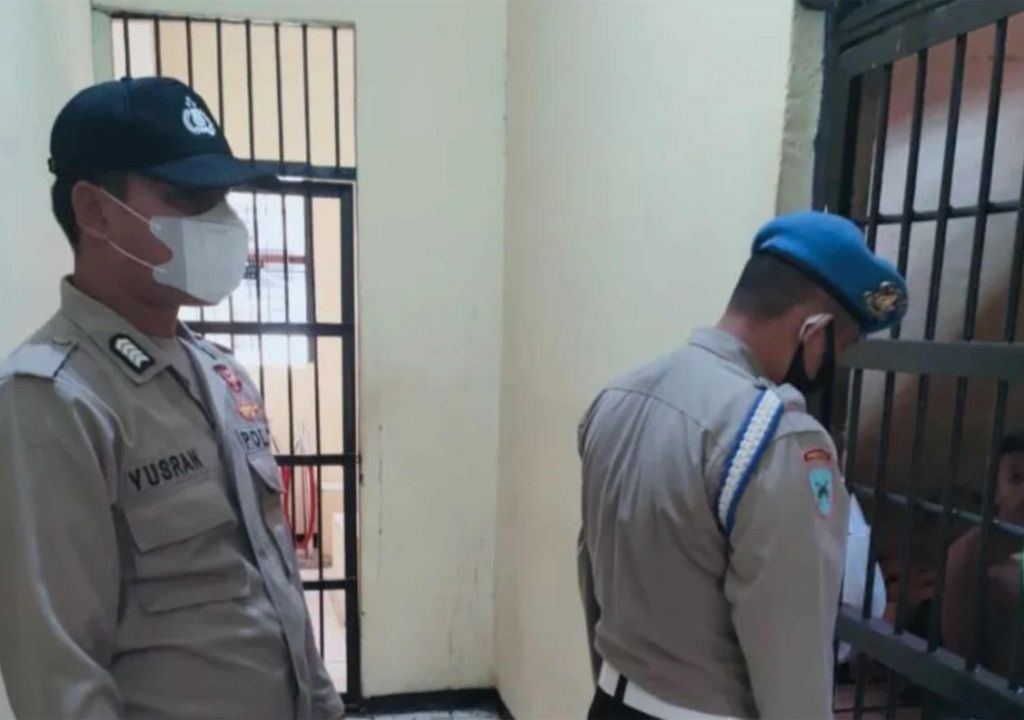 Polisi Cari Benda Berbahaya di Dalam Penjara Polres Baubau - GenPI.co SULTRA