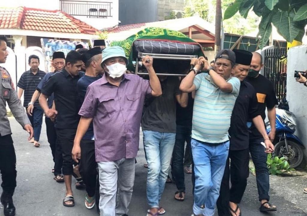 Bupati Konawe Pikul Keranda Anak Mantu ke Pemakaman, Mengharukan - GenPI.co SULTRA