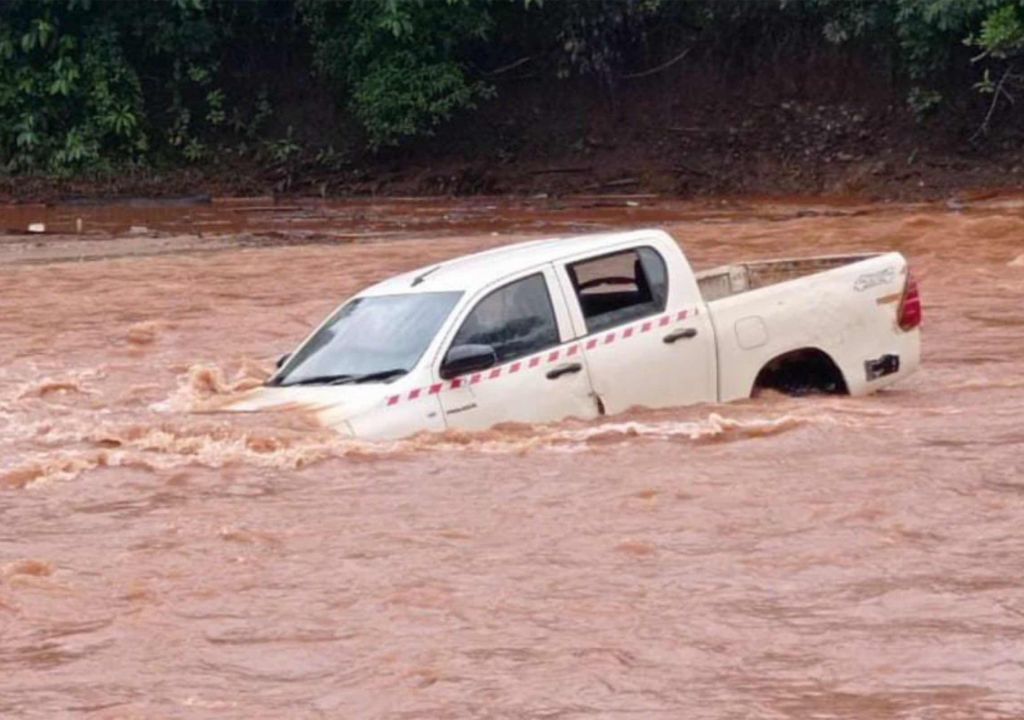 Mobil Tambang Gagal Seberangi Sungai Kolaka, 1 Penumpang Hilang - GenPI.co SULTRA