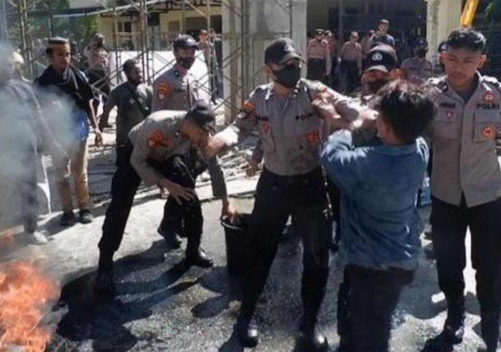 Bawa Keranda Mayat, Mahasiswa UHO Nyaris Berkelahi dengan Polisi - GenPI.co SULTRA