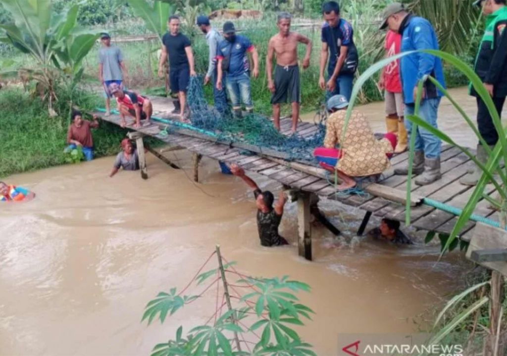 Pengendara Sepeda Motor Hilang Usai Jatuh ke Sungai Baubau - GenPI.co SULTRA