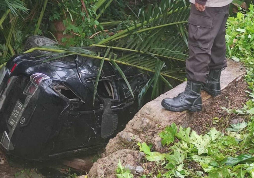 Fortuner Terjun ke Jurang, 5 Penumpang Dilarikan ke Rumah Sakit - GenPI.co SULTRA