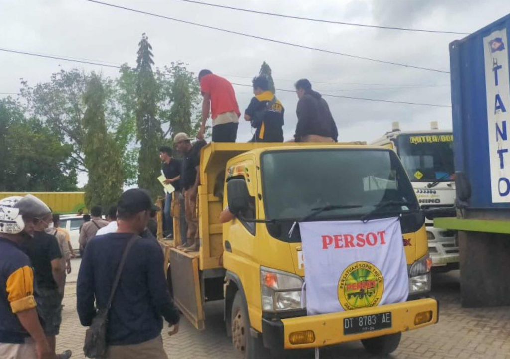 Ratusan Sopir Truk Demo di SPBU Kendari, Ngaku Susah Dapat Solar - GenPI.co SULTRA
