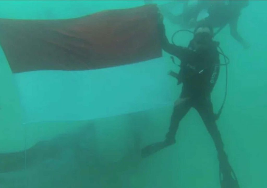 Penyelam TNI di Kendari Mengibarkan Bendera Merah Putih di Bawah Laut Pulau Bokori - GenPI.co SULTRA
