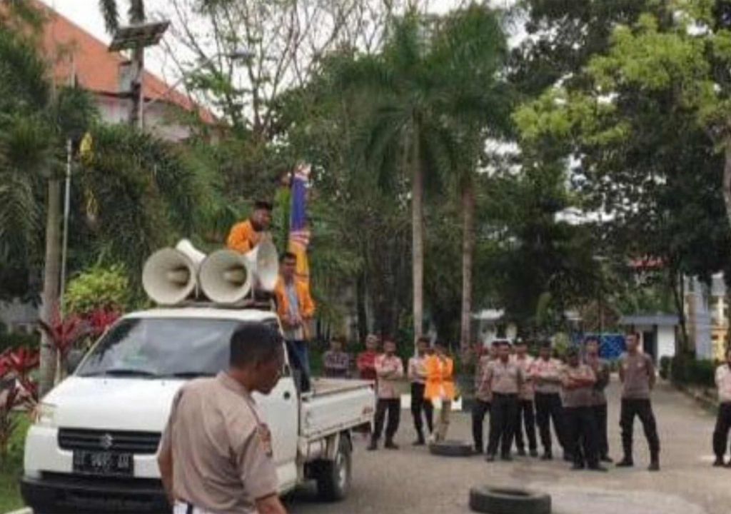 Mahasiswa Demo Tuntut Sanksi Oknum Guru Besar, Rektor UHO Kendari Bilang Begini - GenPI.co SULTRA