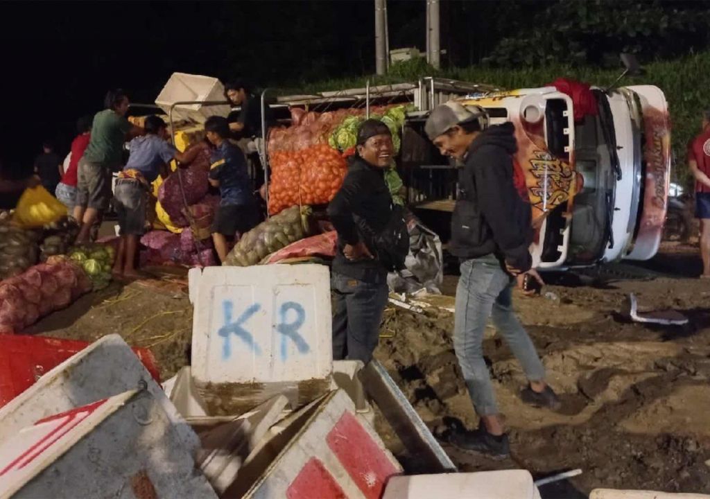 Duarrr! Kecelakaan Truk Sayuran di Kolaka Sulawesi Tenggara, Ini Penyebabnya - GenPI.co SULTRA