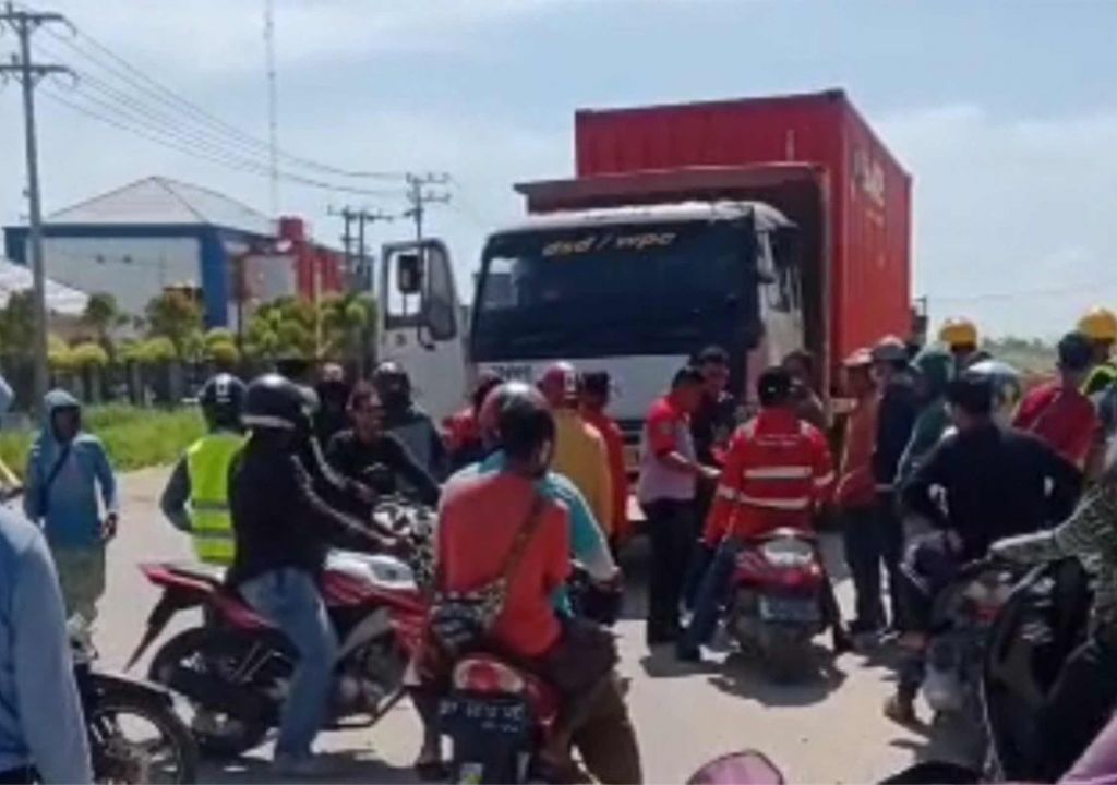 Buruh Bongkar Muat Blokir Jalan di Pelabuhan Bungkutoko Kendari - GenPI.co SULTRA