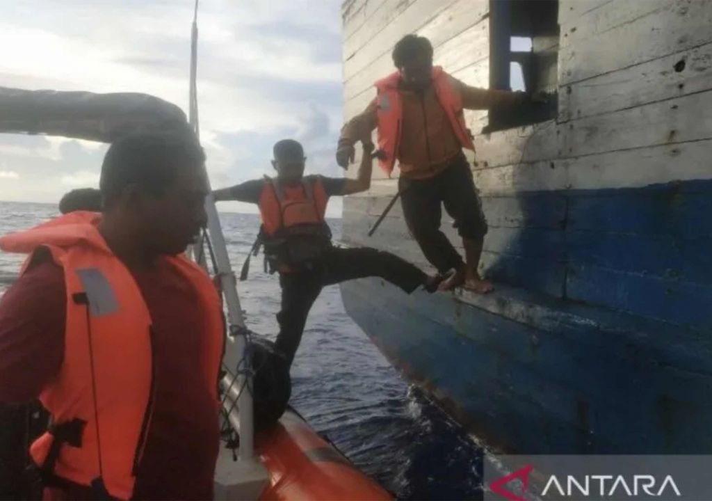 Detik-Detik Basarnas Kendari Evakuasi Penumpang Terapung di Perairan Wakatobi, Dramatis - GenPI.co SULTRA