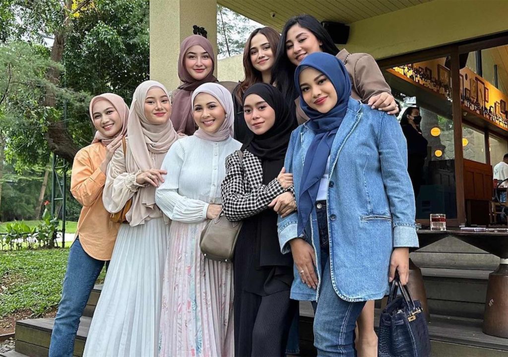 Kumpul dengan Geng Hijab, Lesti Kejora Kirim Kode Senyum - GenPI.co SULTRA