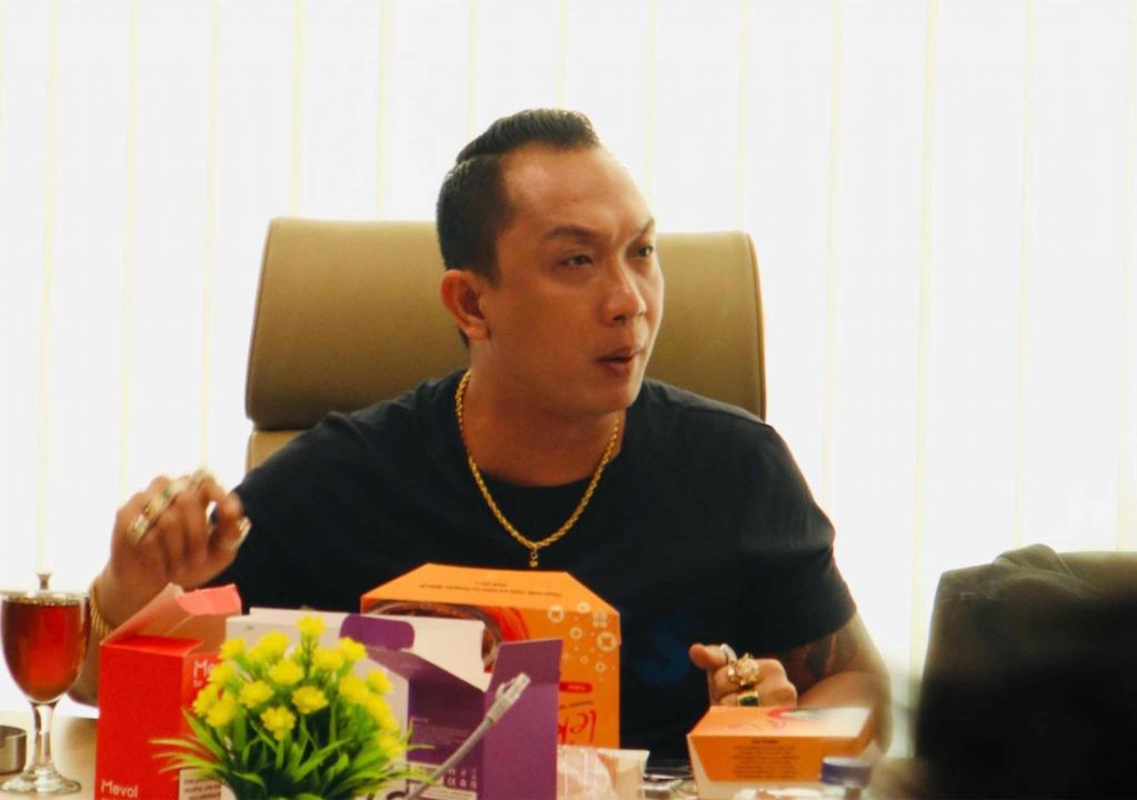 Diduga Terlibat Penipuan Rp1,8 Miliar, Jhon LBF Digugat Cerai Istri - GenPI.co SULTRA