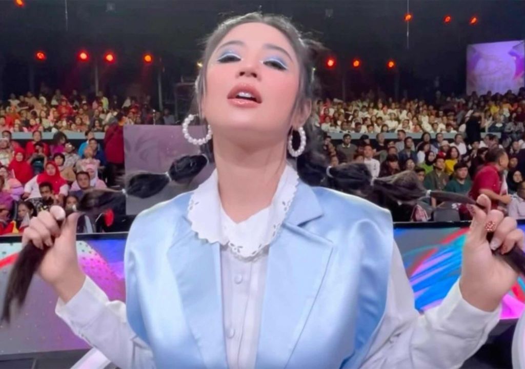 Dewi Perssik, Janda Kembang Super Cantik Dituduh Pakai Ajian Susuk - GenPI.co SULTRA